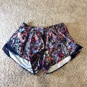 Lululemon | Hotty Hot Low Rise Short | 12 | EUC | no piling | multicolor | liner